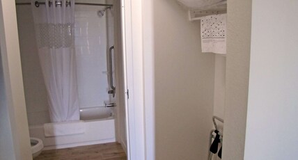 Hampton Inn by Hilton McPherson Room Type - 2QN MOB HEARING ACC TUB NS
