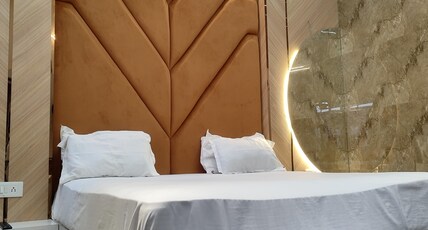 SHRADDHA HOTEL Room Type - Sup Luxury Ac Room With Cupboard SHRADDHA HOTEL Room Type - Sup Luxury Ac Room With Cupboard