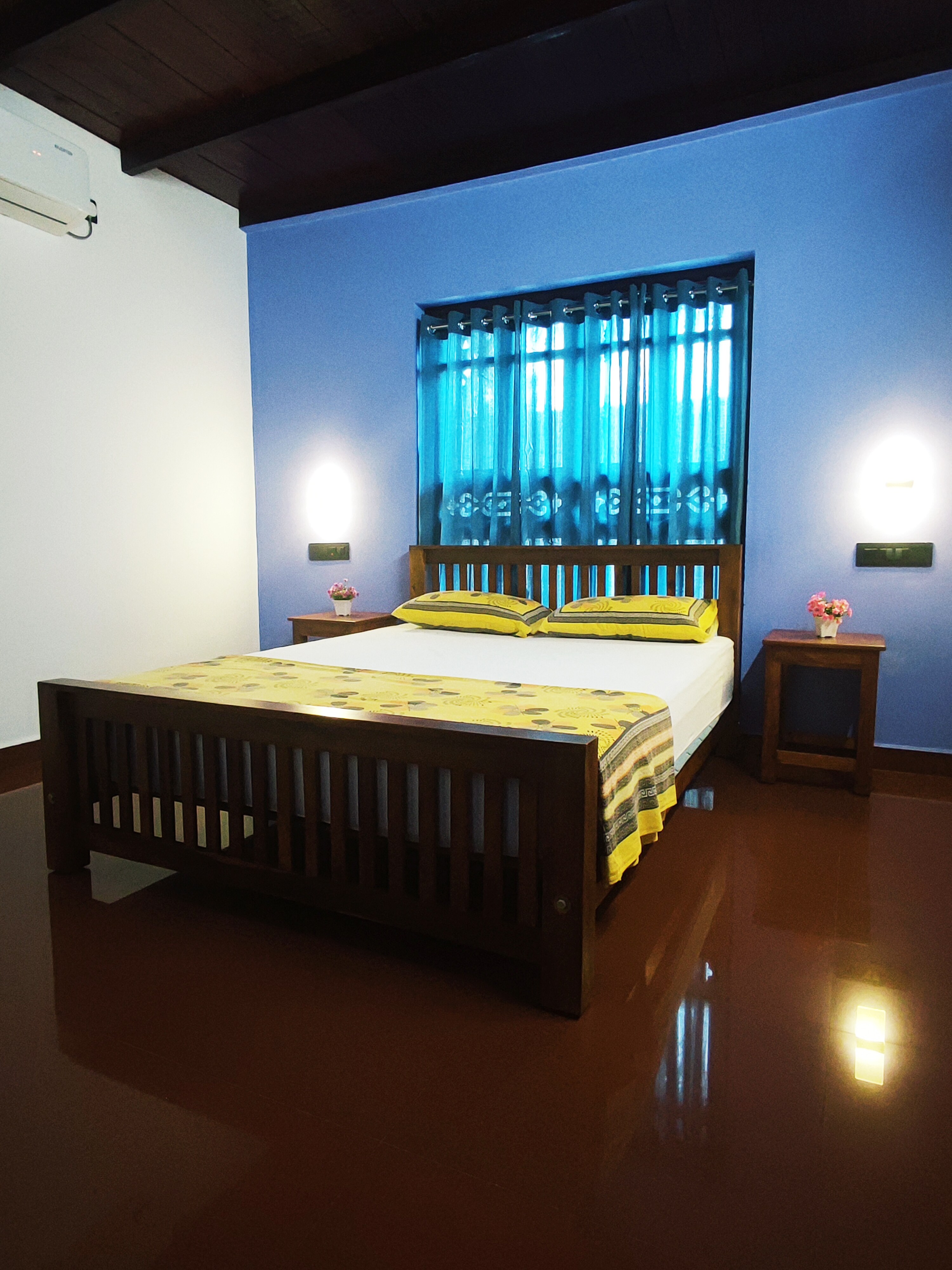 Entire 3 bedroom villa near the beach - Tap to explore photos