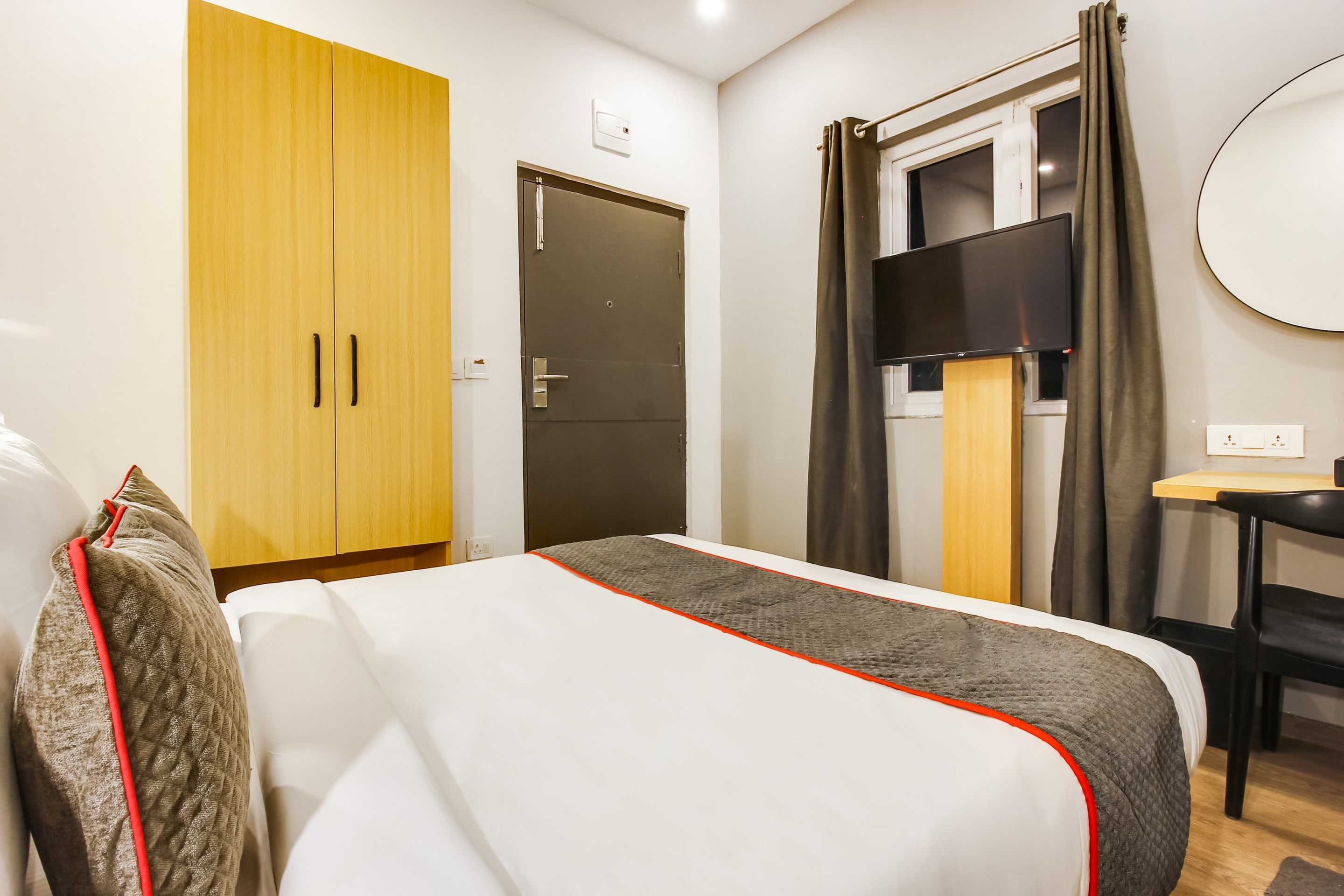 Townhouse Meridian Regency - Tap to explore photos