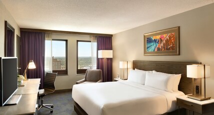 InterContinental Saint Paul Riverfront, an IHG hotel Room Type - 1 King Classic Mobility Accessible Roll-in Shower