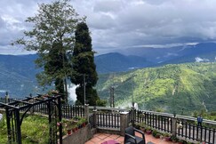 EJ Frontyard || Homestay & Cafe with Scenic Views