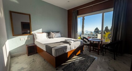 Kanatal Pinnacle House Room Type - king room with balcony