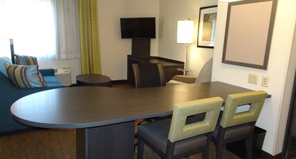 Candlewood Suites Richmond-West Room Type - 1 Queen Bed 1 Bedroom Suite Sofa Bed