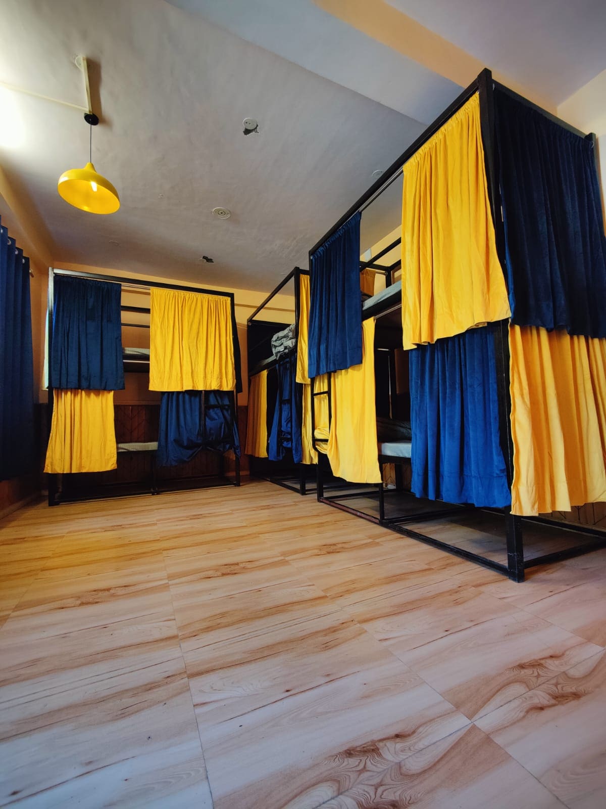 YOLO Hostel and Stay Jibhi - Tap to explore photos