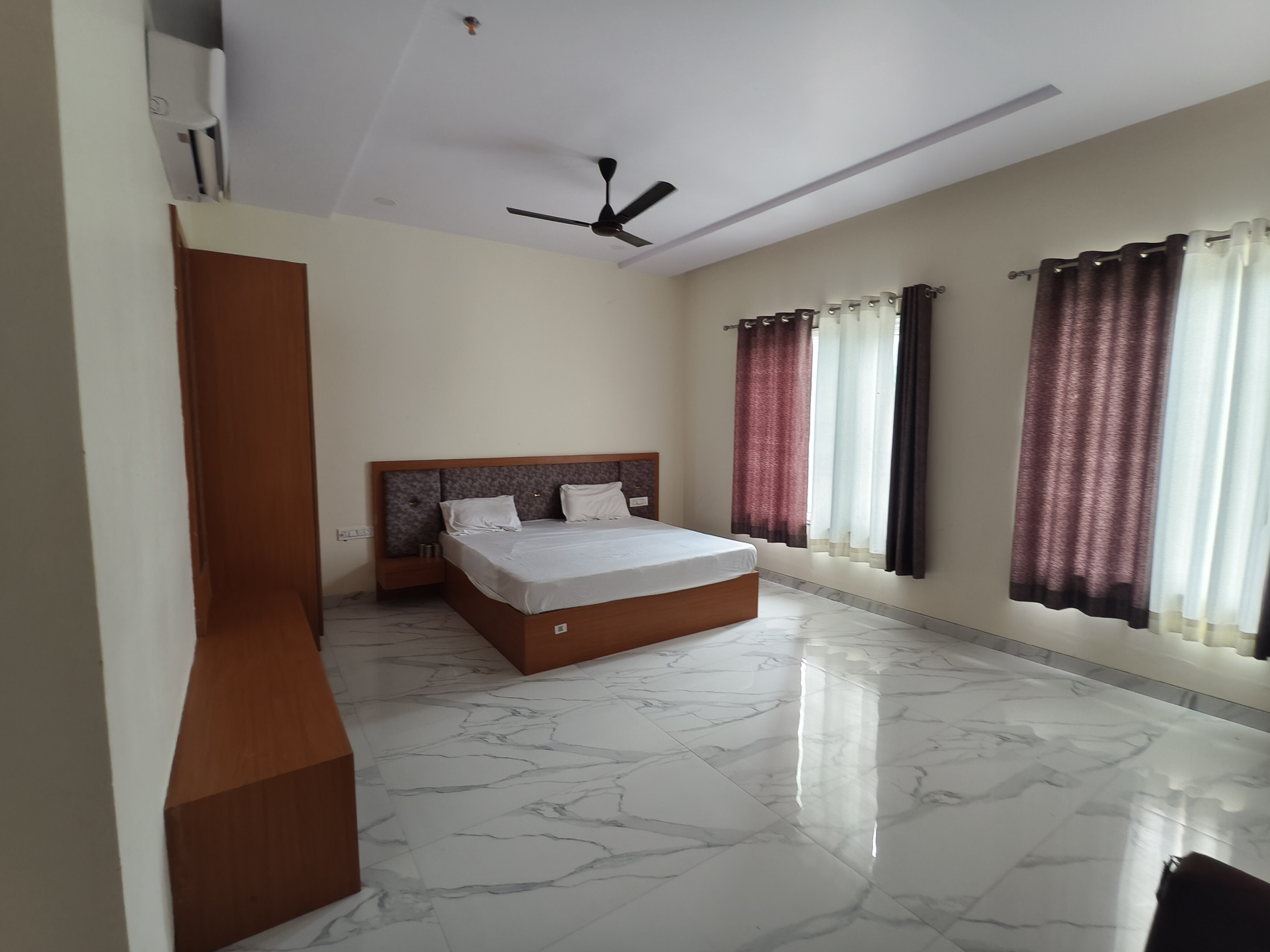 Hotel mansarovar - Tap to explore photos