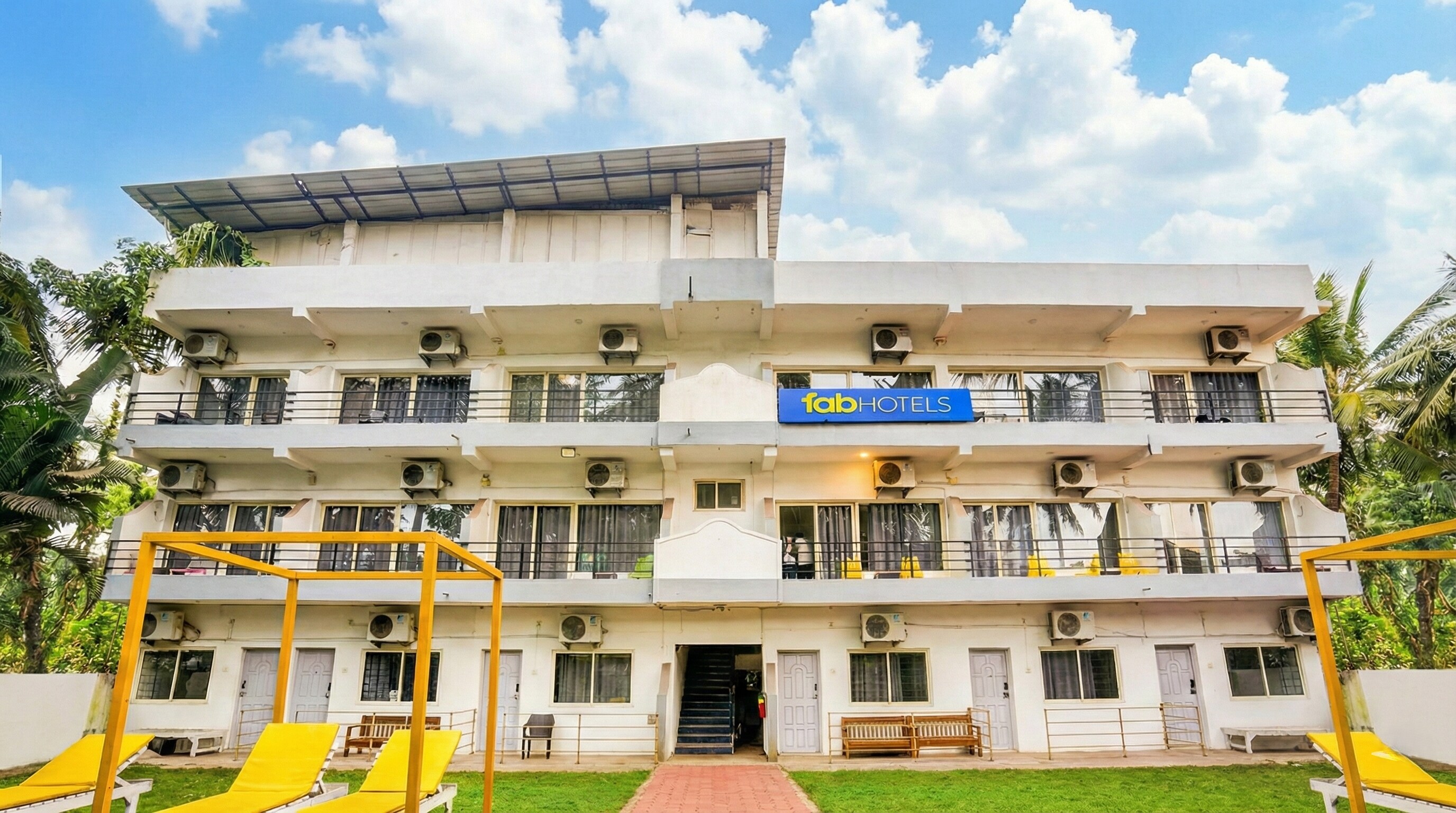 FabHotel Bay Breeze - 800M From Morjim Beach - Tap to explore photos