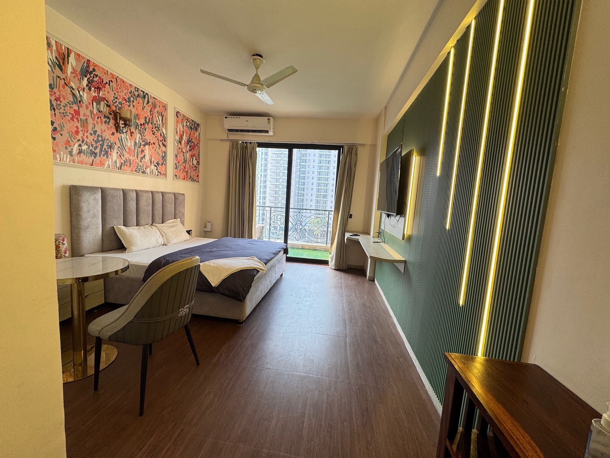 Zoomstay, Omaxe, near palassio mall - Tap to explore photos