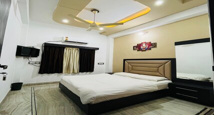 Hotel Vinayaka Room Type - Deluxe Double Bed Room
