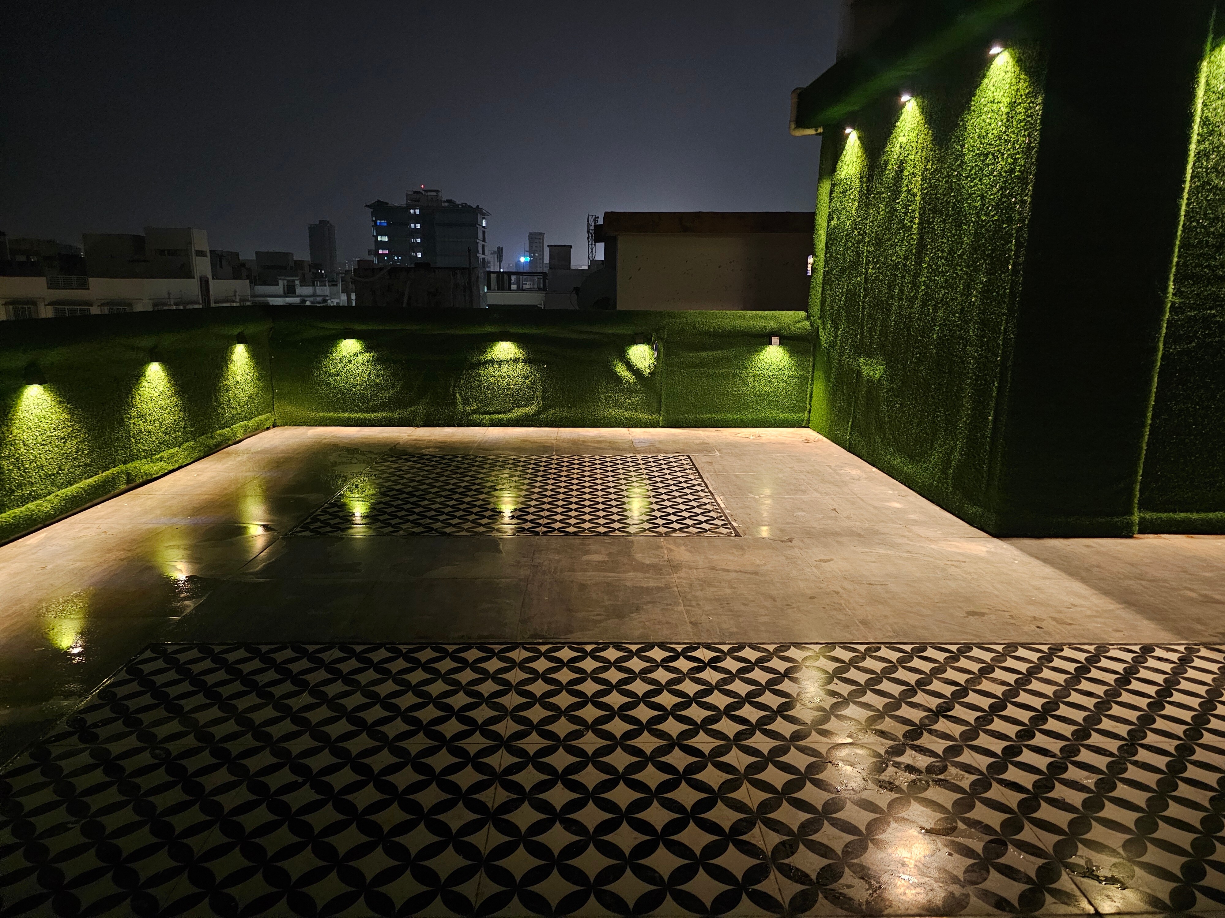 Luxe Lagoon 4Bhk Flat with 350sqft Hall - Tap to explore photos