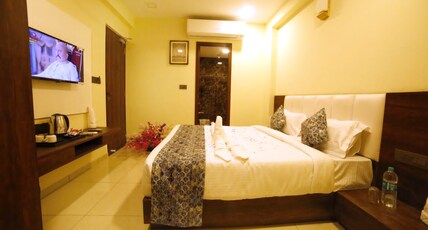 Hotel Kanha (1 min walk to Shrinathji temple) Room Type - Deluxe Room