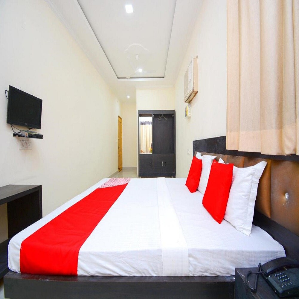 Hotel Lee Kingston - Tap to explore photos