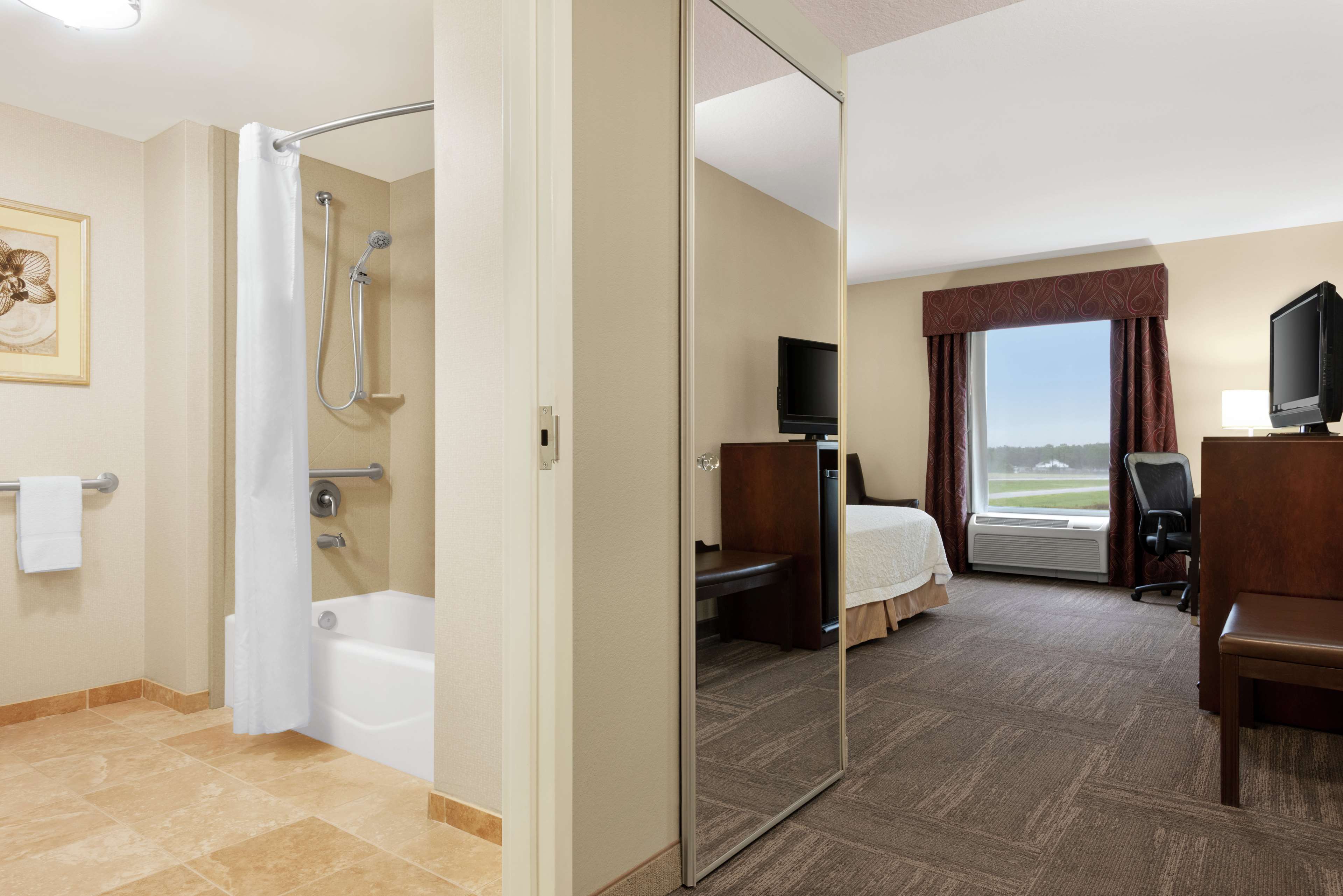 Hampton Inn & Suites Brunswick - Tap to explore photos