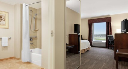 Hampton Inn & Suites Brunswick Room Type - 1 KNG ACCESSIBLE TUB NS