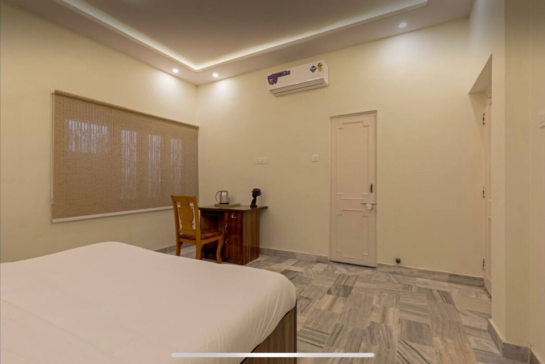 Ravideep Spacious 4BHK Home in City Centre - Tap to explore photos