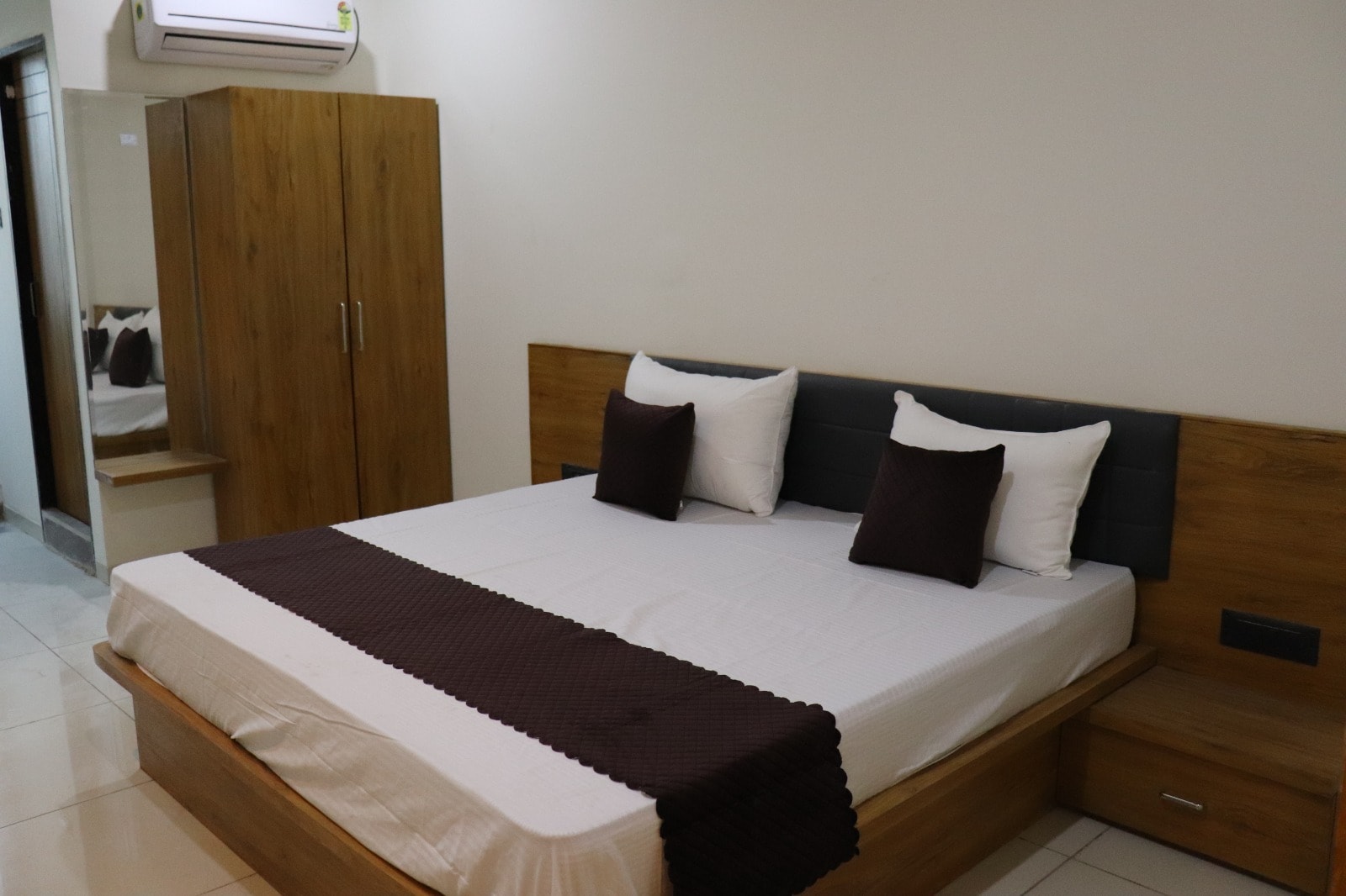 Hotel Krishna Kunj Inn - Tap to explore photos