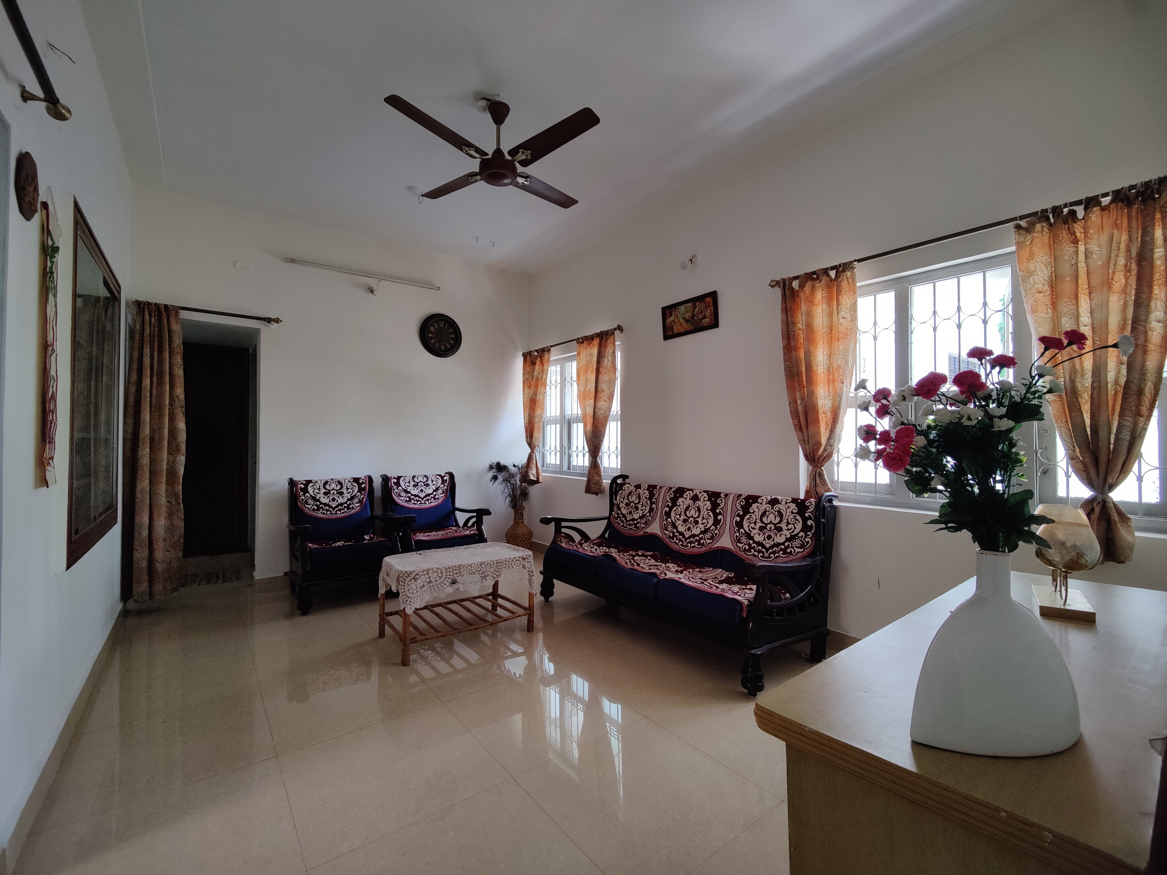 Comfy 2-bedroom House in Sanjaynagar, Bengaluru - Tap to explore photos