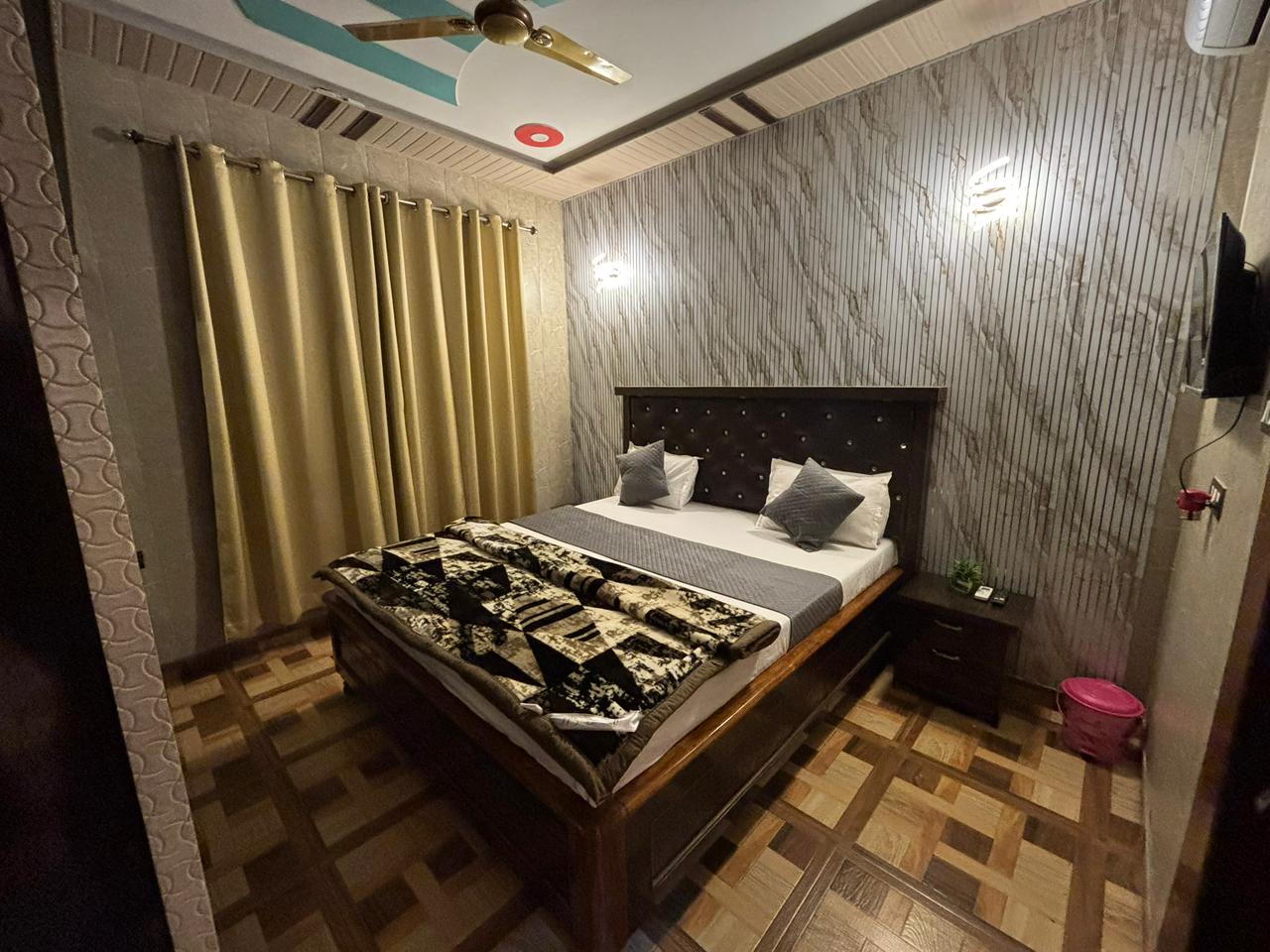 Hotel Ecstasy Inn - Varanasi - Tap to explore photos