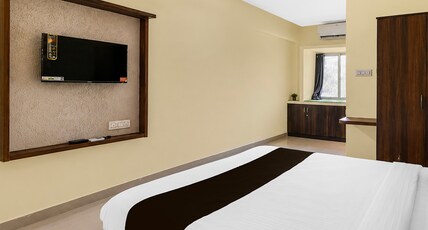 OYO 846518 Hotel Naina Luxury Rooms Room Type - Deluxe Room