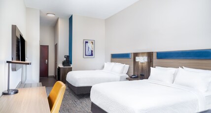 Holiday Inn Express & Suites PRATT Room Type - 2 Queen Beds Standard Comm Access Tub