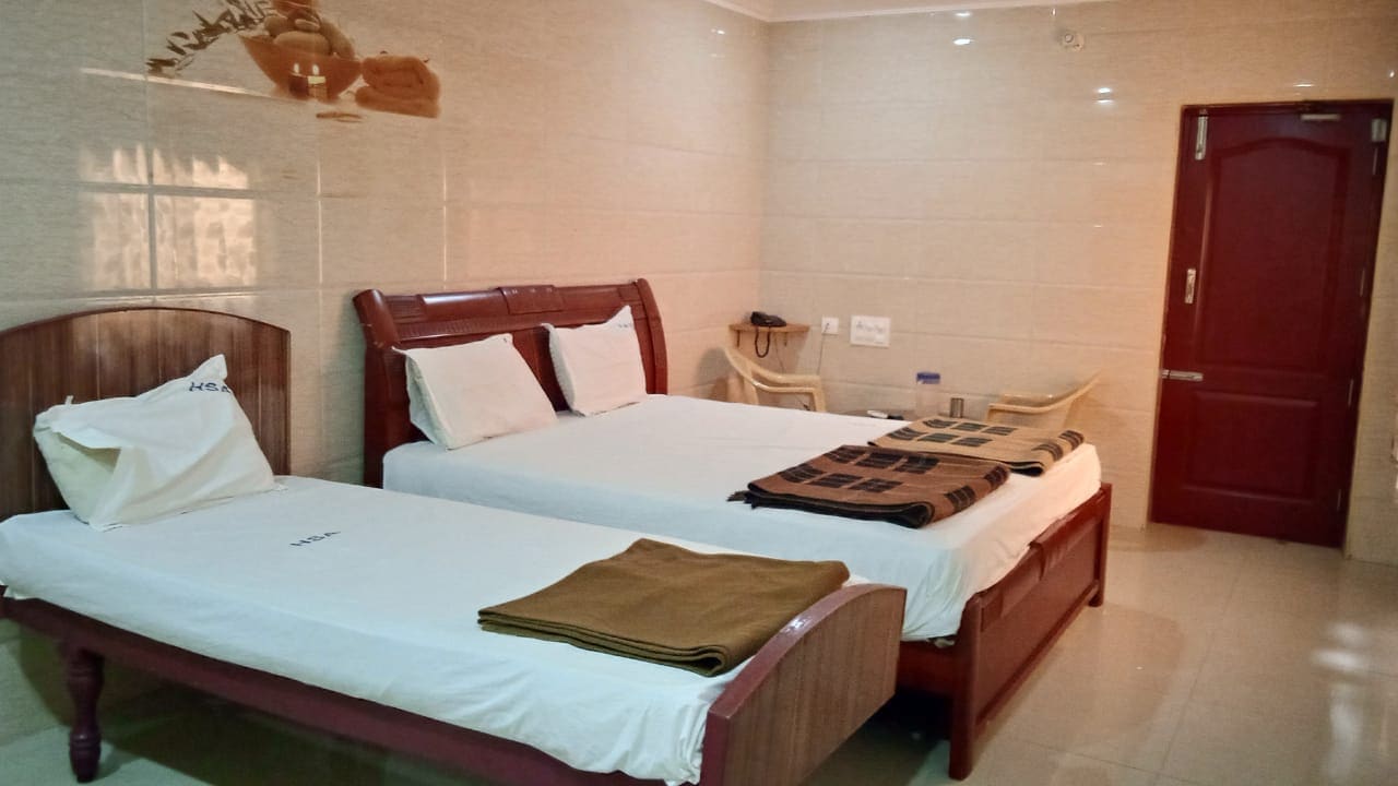 HOTEL SENTHIL ANDAVAR LODGE - Tap to explore photos