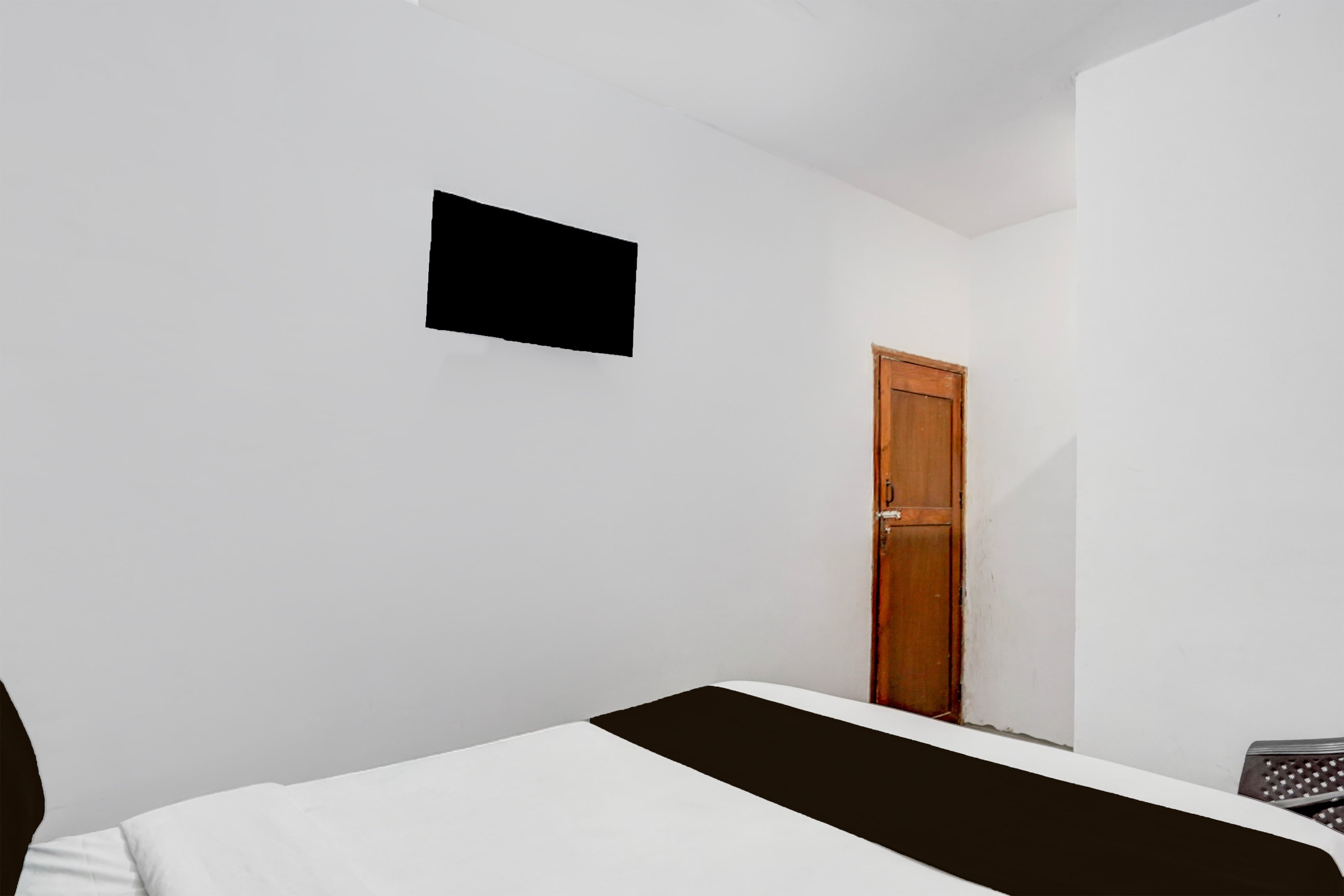 Hotel O Flagship Siddharth Hotel Yamuna Vihar C Block Stand - Tap to explore photos