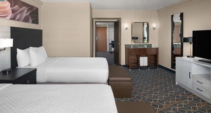 Embassy Suites Phoenix - Biltmore Room Type - 2 QUEEN BEDS STE W  POOLVW