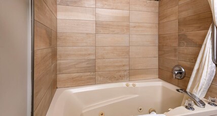 Best Western Newberg Inn Room Type - 2 Queen Beds, Non-Smoking, 3rd Queen Bed, Whirlpool Tub, High Speed Internet Access, Microwave And R