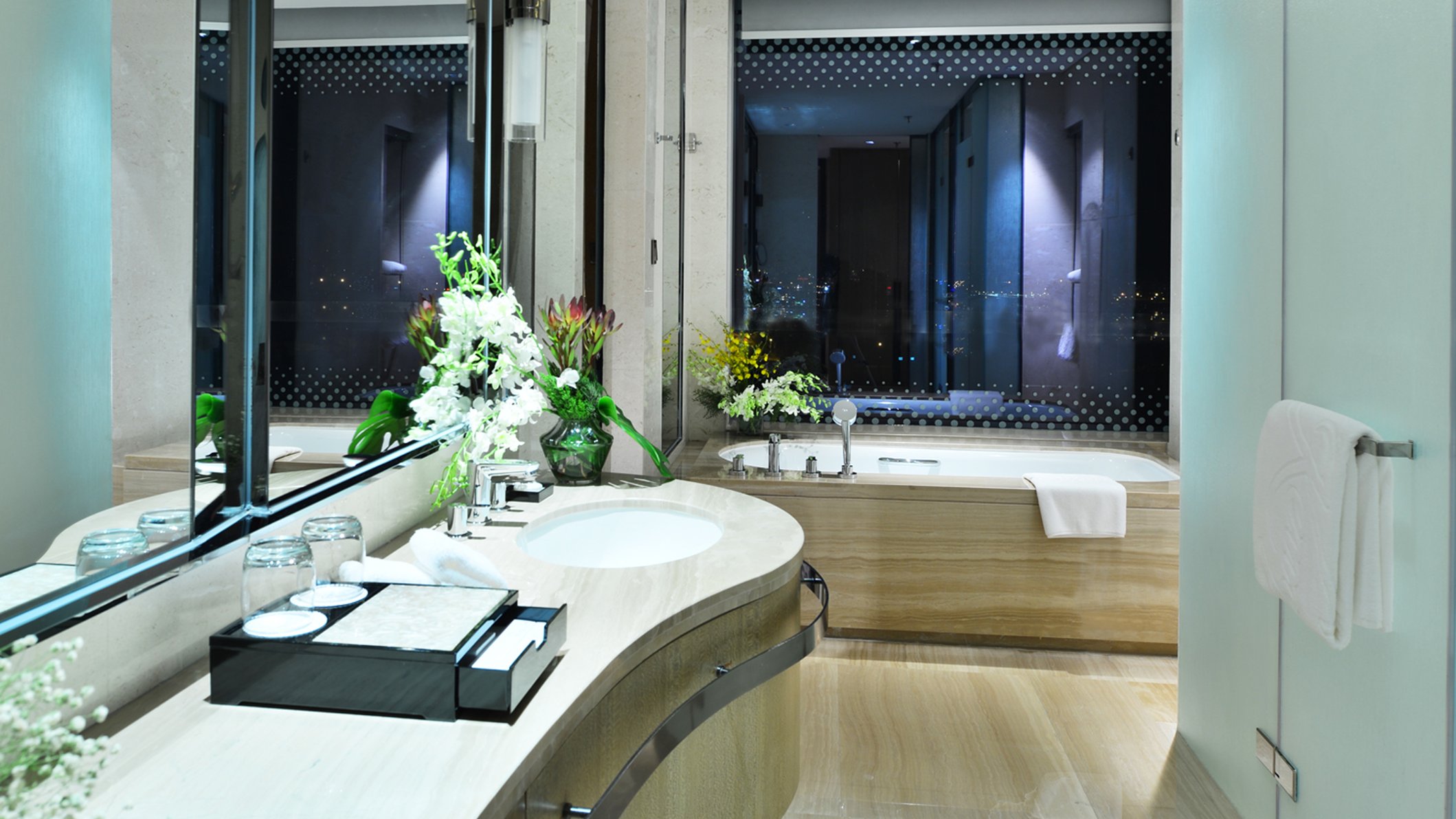 Crowne Plaza Dalian Sports Center - Tap to explore photos