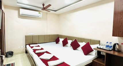 Vimoksha Residence I 9 min walk to Kashi Vishwanath Temple Room Type - Deluxe Luxury Quadruple Bedroom