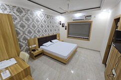 Palm Tree Haven | Entire Apartments | Restaurant & Banquet