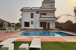 Sunrise Meadow - Premium 4BHK Pool Farm Retreat