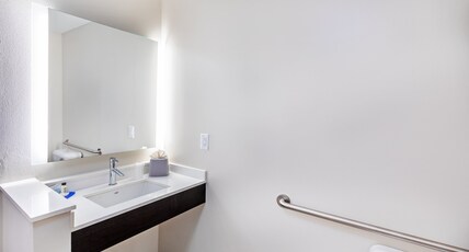 Holiday Inn Express & Suites Purcell Room Type - 1 King Bed Standard Comm Accessible Tub