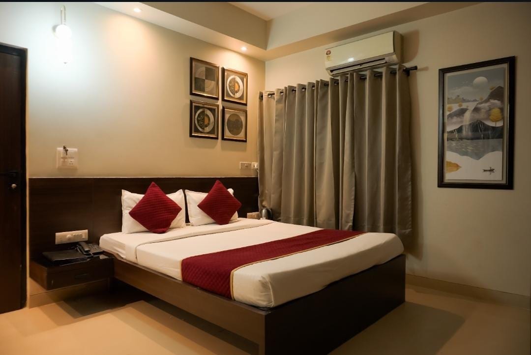 Hotel Shelter 150 M From Charbagh Railway Station - Tap to explore photos