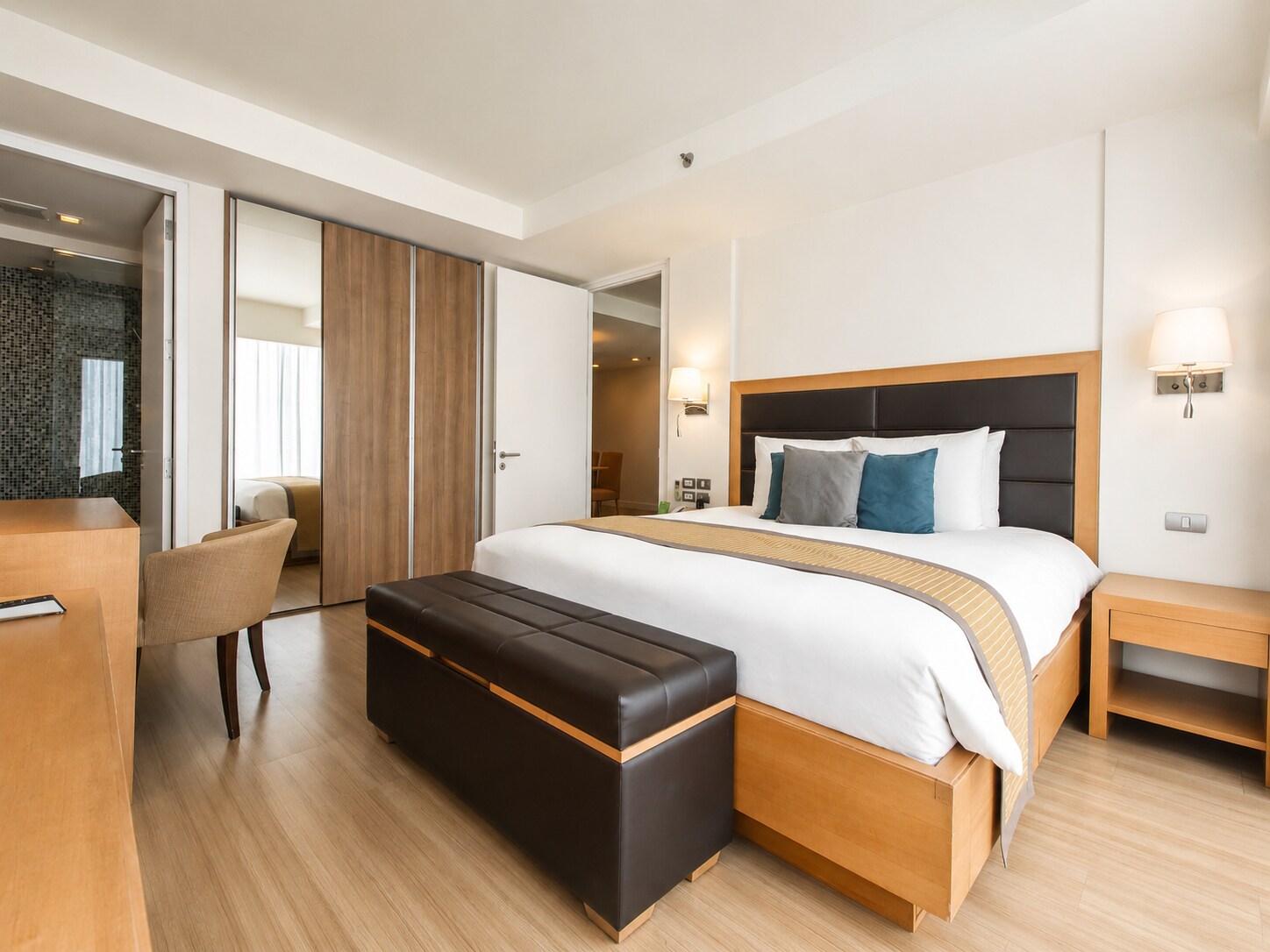 Oakwood Residence Sukhumvit 24 - Tap to explore photos