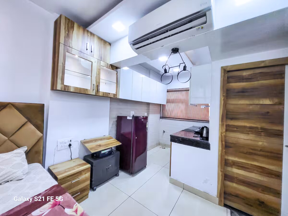 VacationBuddy Lavish Studio Apartment Central Delhi - Tap to explore photos