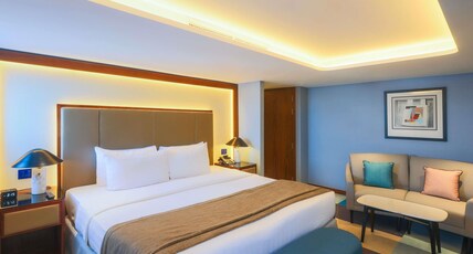 Queen Elizabeth 2 Room Type - Captains Suite with 1 King size bed and living room area