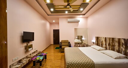 Natural Resort Room Type - AC Royal balcony room