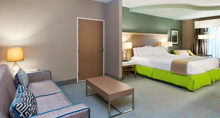 Holiday Inn Express & Suites WARNER ROBINS NORTH WEST Room Type - 1 King Suite Sofa Bed Mobil Access Tub