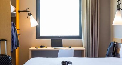 IBIS TIJUANA ZONA RIO Room Type - Two double beds, WiFi, flat-screen LED TV and bathroom with shower