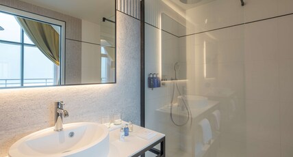 Radisson Blu Grand Hotel & Spa, Malo-les-Bains Room Type - Junior Suite - City View and Balcony Radisson Blu Grand Hotel & Spa, Malo-les-Bains Room Type - Junior Suite - City View and Balcony