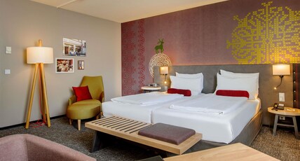 Mercure Muenchen City Center Room Type - Superior Room with twin beds and an armchair