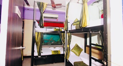QubeStay TownHostel Room Type - 1 Bed in AC Deluxe 6 bed Mix dorm