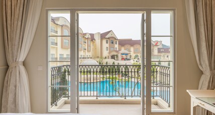 Legend Valley Hotel Ha Nam Room Type - Deluxe King Pool View