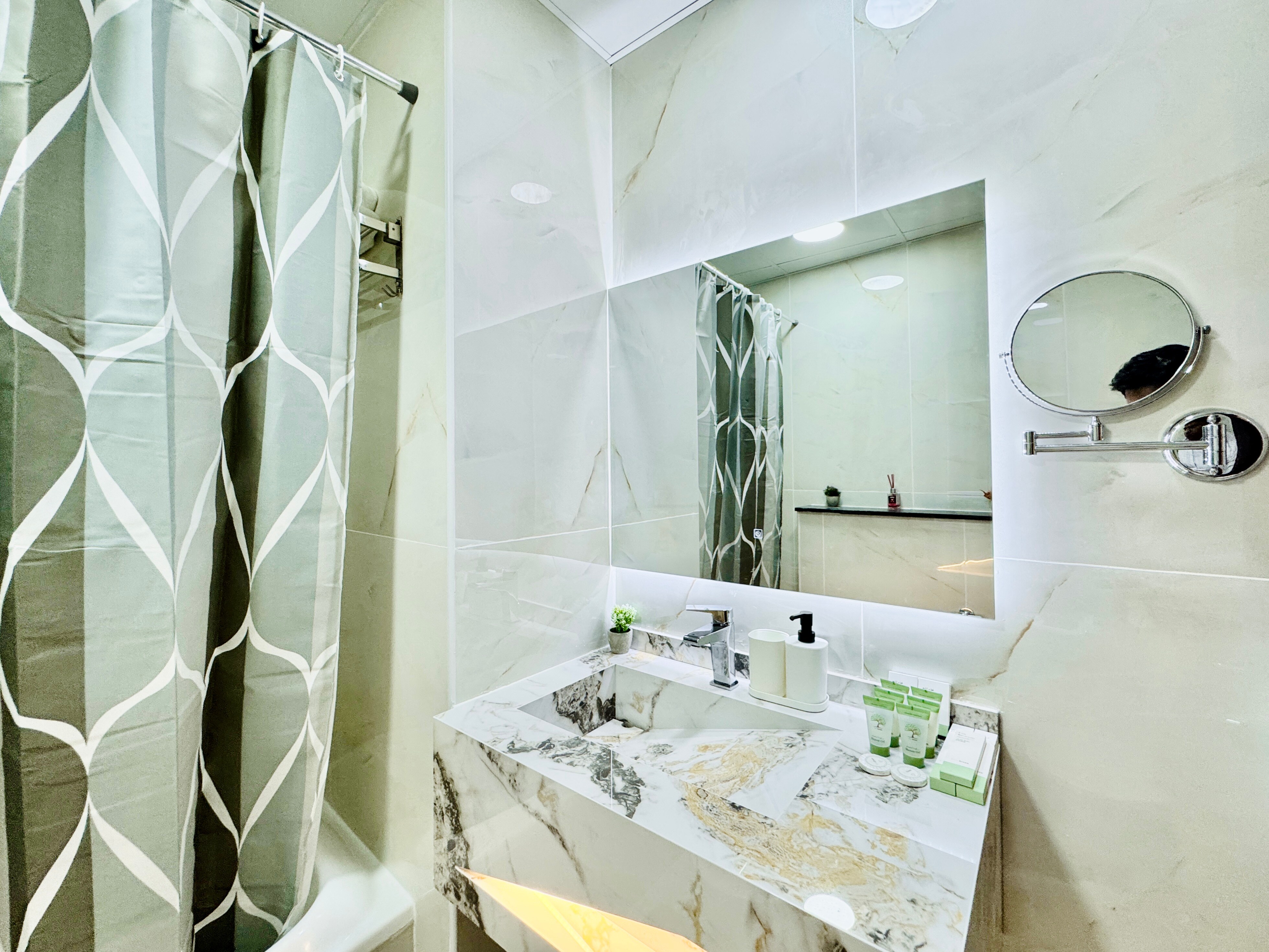 Cosmos Living Work-Friendly Studio Metro Access - Tap to explore photos
