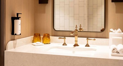 Sofitel Le Scribe Paris Opera Room Type - JUNIOR SUITE, 1 King- or Queen-Size Bed, Sofa Bed, Lounge, Rue Scribe View
