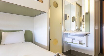 ibis budget Antwerpen Centraal Station Room Type - Standard Family Room 1 double bed and a bunk bed ibis budget Antwerpen Centraal Station Room Type - Standard Family Room 1 double bed and a bunk bed