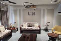 Madhu-Ban | Serene & Spacious Villa Near Centrum/Medanta/Lulu/Palassio/Ekana