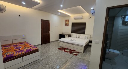 Redbell Suites - 50 Meter from Kottakkal Aryavaidyasala Room Type - Deluxe Suite Room