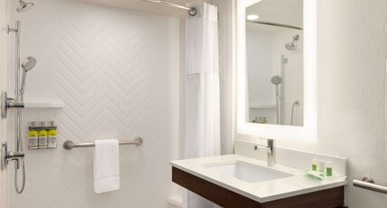 DoubleTree by Hilton Fort Worth South Room Type - 2QN MOB HEAR ACC RI-SHWR